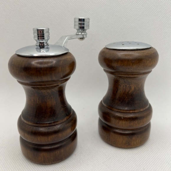Vintage OLDE THOMPSON Solid Wood Walnut Salt & Pepper Mill - Picture 2 of 8